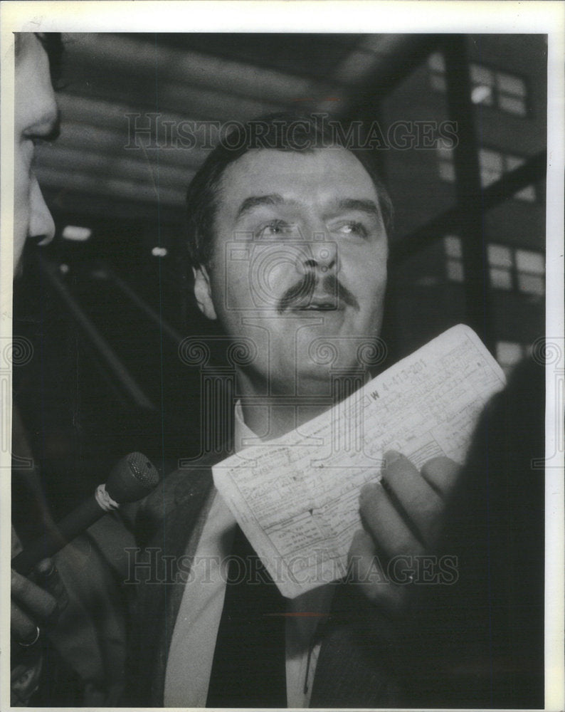 1985 Press Photo Hostage Michael Falls shows parking ticket given by gunman - Historic Images