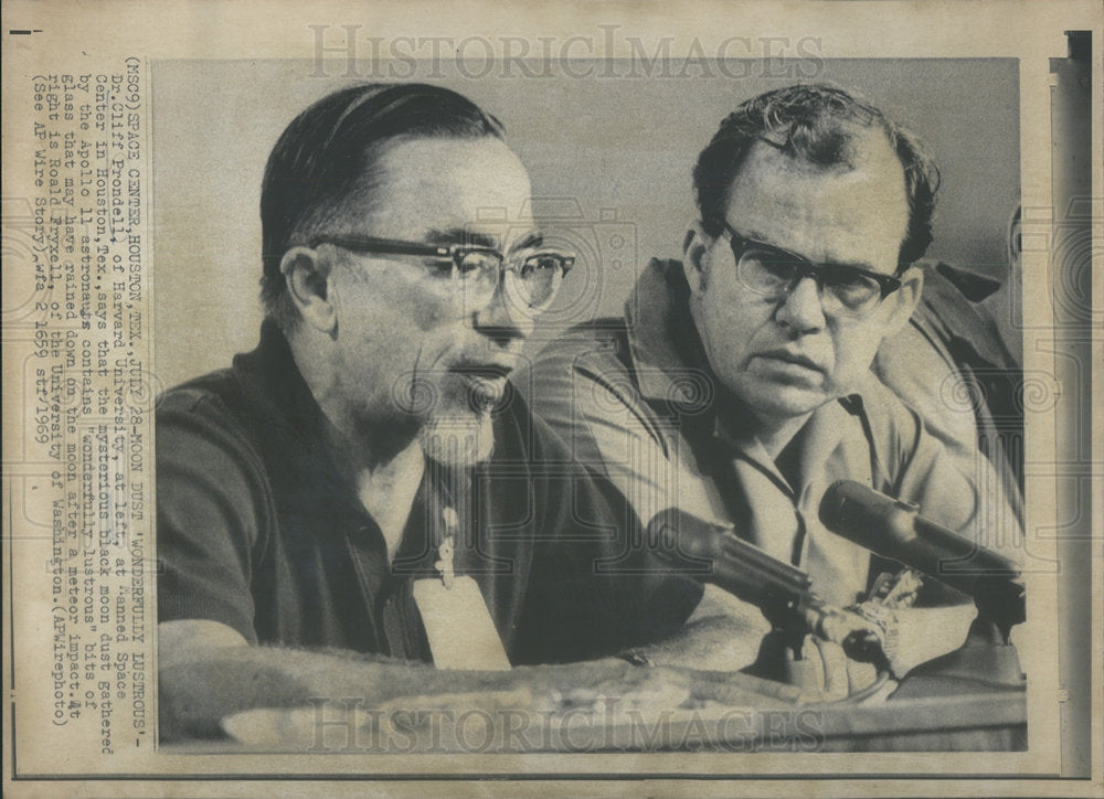 1969 Press Photo Cliff Prondell Harvard University Manned Space Center Houston - Historic Images