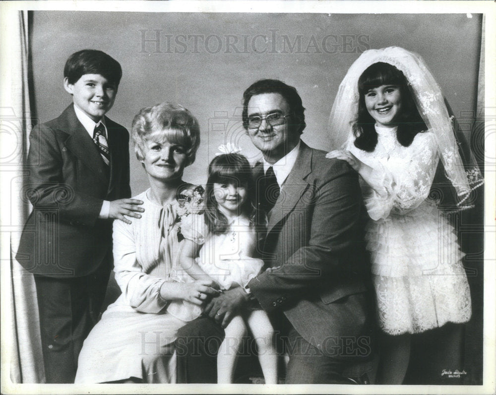 1988 Press Photo ANDREW PROBUDOWICZ FAMILY PORTRAIT WIFE IRENE ANDREW JR DENISE - Historic Images