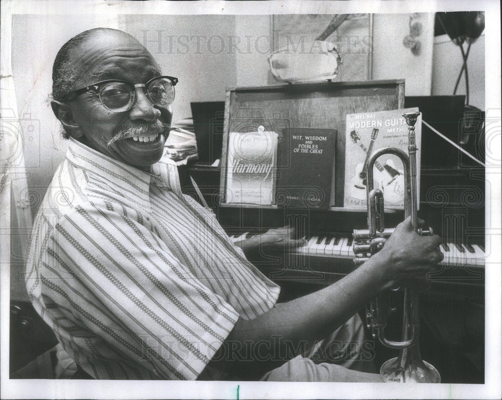 1977 Press Photo Professor Zilner Randolph playing trumpet and piano at once - Historic Images