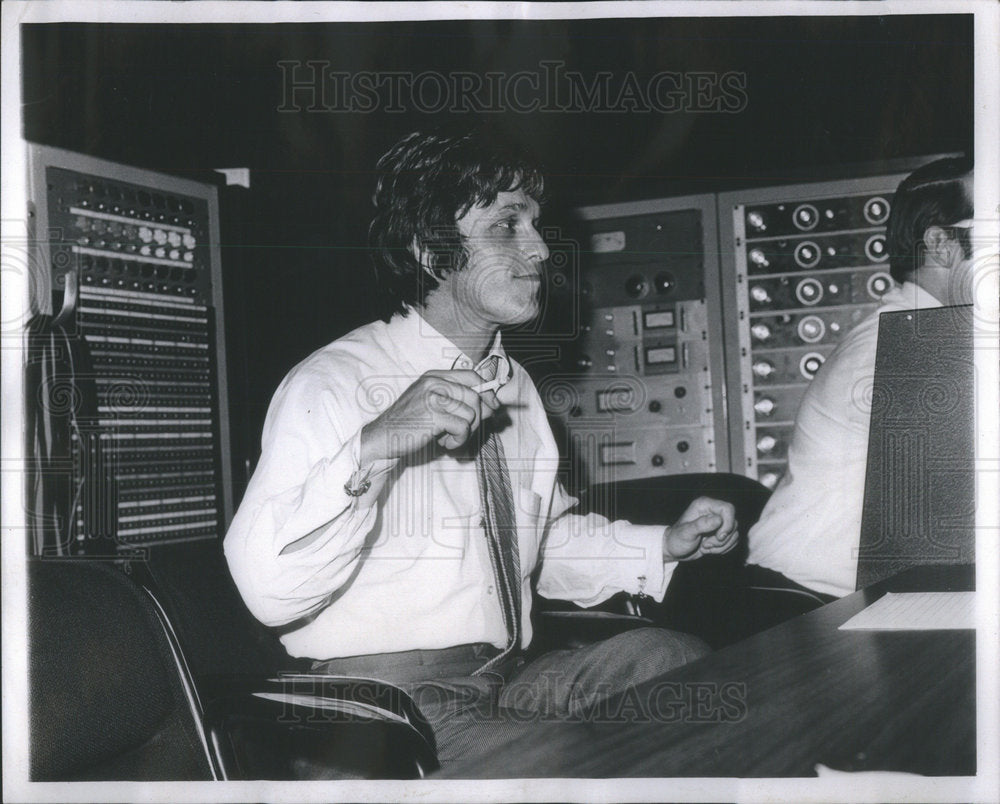 1970 Press Photo Frankie Rand record producer inside the control room - Historic Images