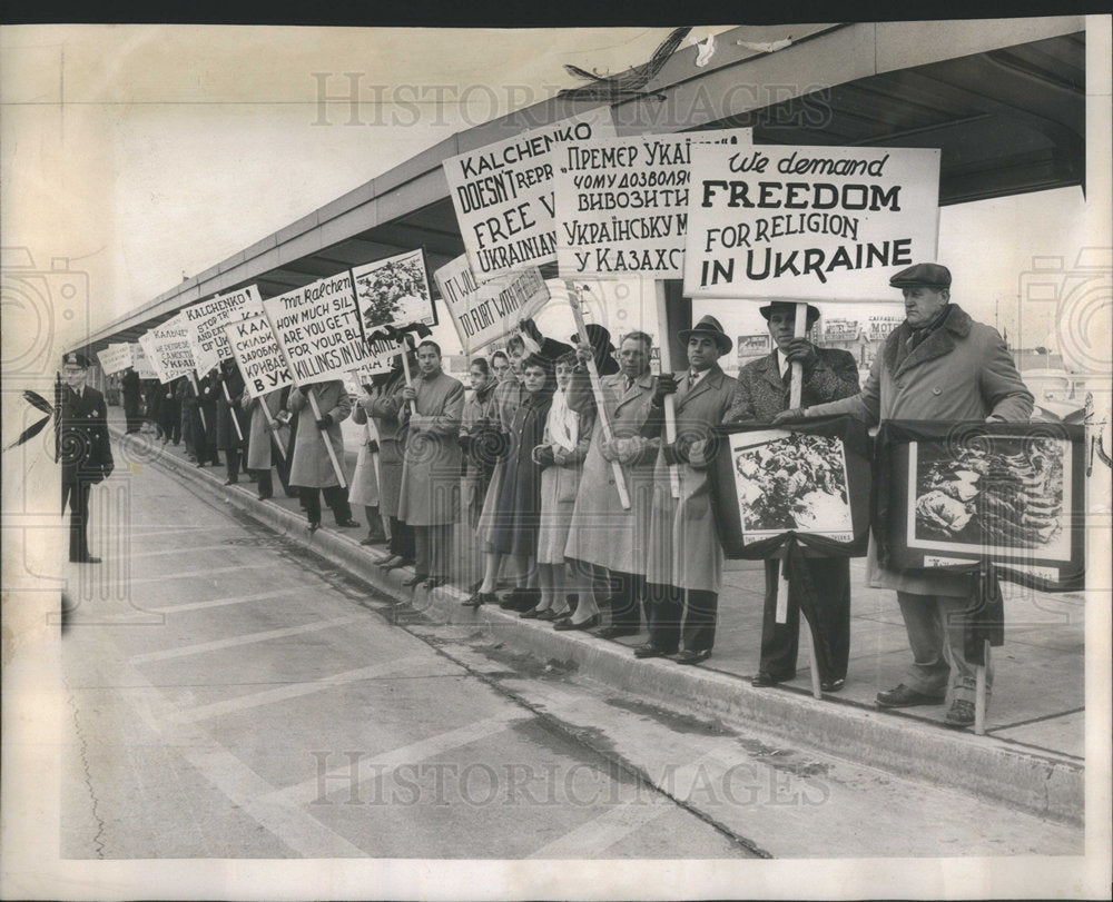 1960 Press Photo Picketers outside the Chicago airport protesting the arrival of - Historic Images