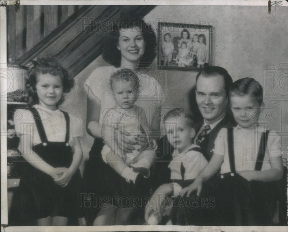 1946 Mrs. Lanice Pollack crowned as Mrs. American showed with his hu - Historic Images