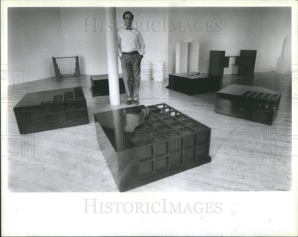 1984 Press Photo Architect Richard Gibbons and his exhibit at Roy Boyd Gallery - Historic Images