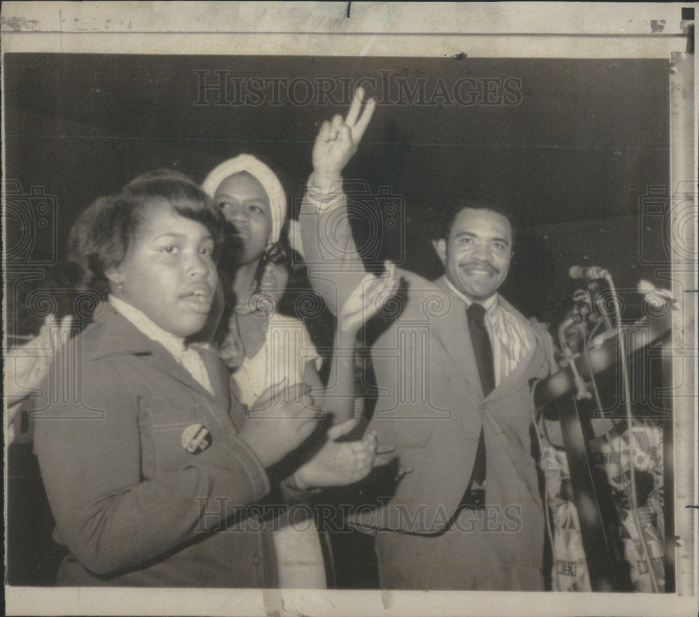 1974 Press Photo Mayor Kenneth Gibson waves to supporters at his election headqu - Historic Images