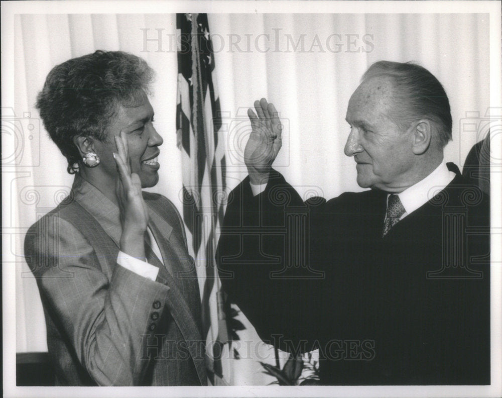 1989 Press Photo Attorney Arnette Hubbard Chief Judge Harry Comerford Chicago - Historic Images