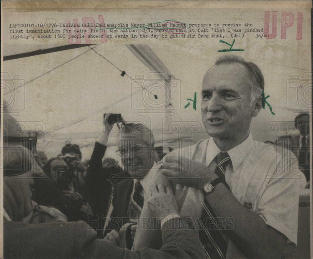 1976 Indianapolis Mayor William Hudnut immunization swine flu - Historic Images