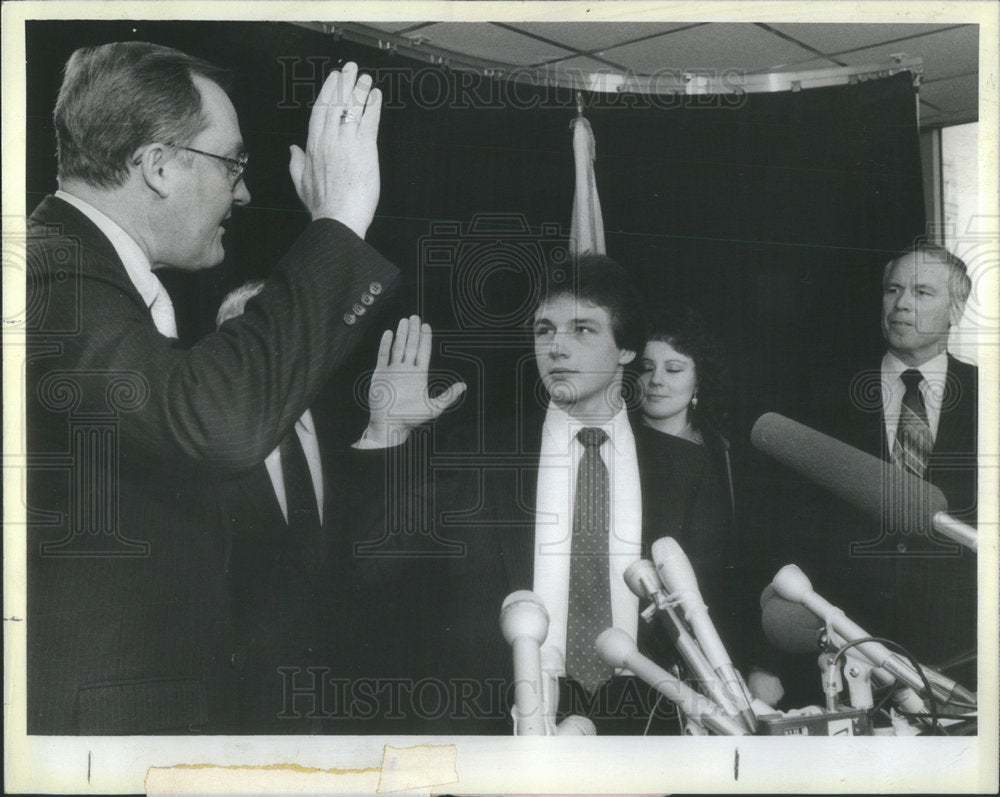 1985 Press Photo Walter Polovdhak is sworn in as a registered voter by Gov. Thom - Historic Images