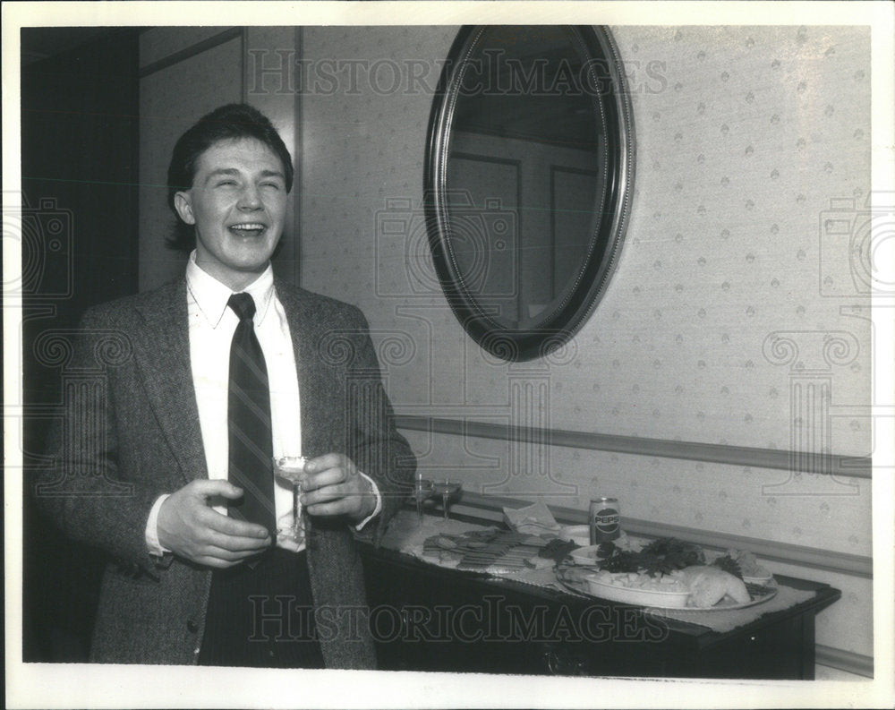 1988 Press Photo Walter Polovvchak soviet deflector enjoying cocktail at a party - Historic Images
