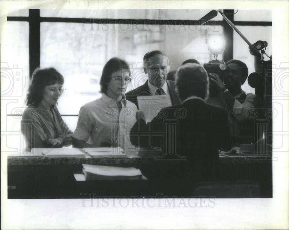 1985 Press Photo Walter Polovachak Picks Up Citizenship Papers With Sister Atty. - Historic Images