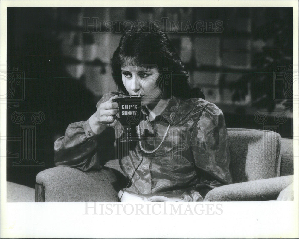 1984 Press Photo Natalie Polovchak Chicago WTTW TV Studio KUP Cup - Historic Images