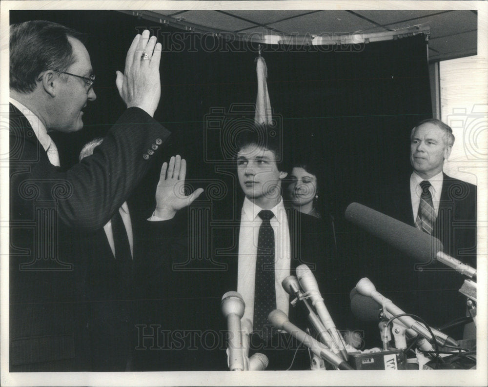 1985 Press Photo Walter Polovshak Registers to Vote at a Press Conference - Historic Images