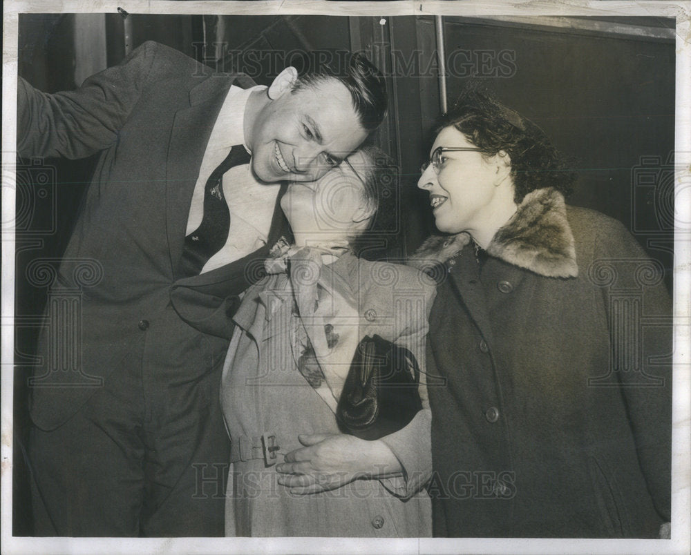 1955 Ex-GI Joseph Polowsky Is Greeted By Mother Lena Union Station - Historic Images