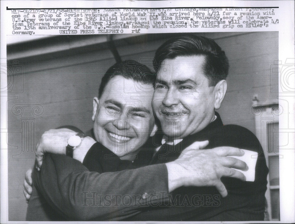 1958 Press Photo Joseph Polowskyi embraces Alexei Maresev one of a group of Sovi - Historic Images