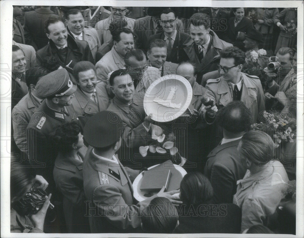 1960 Press Photo Polowsky on his arrival heaped with presents from civilians, so - Historic Images