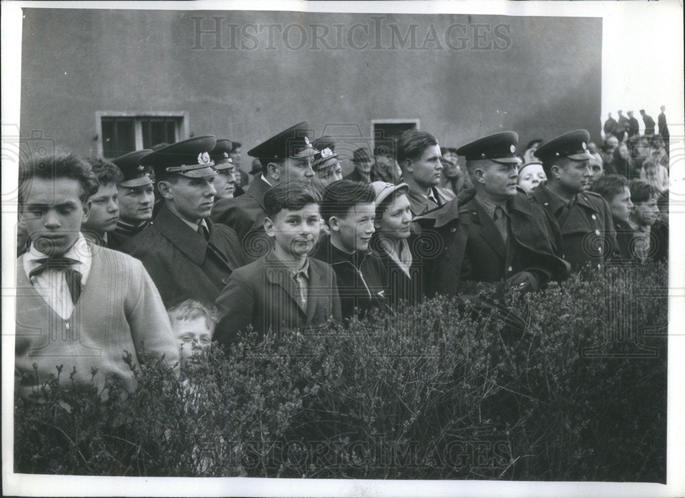 1950 Press Photo Among the watching crowd, uniforms of Polowsky's return - Historic Images