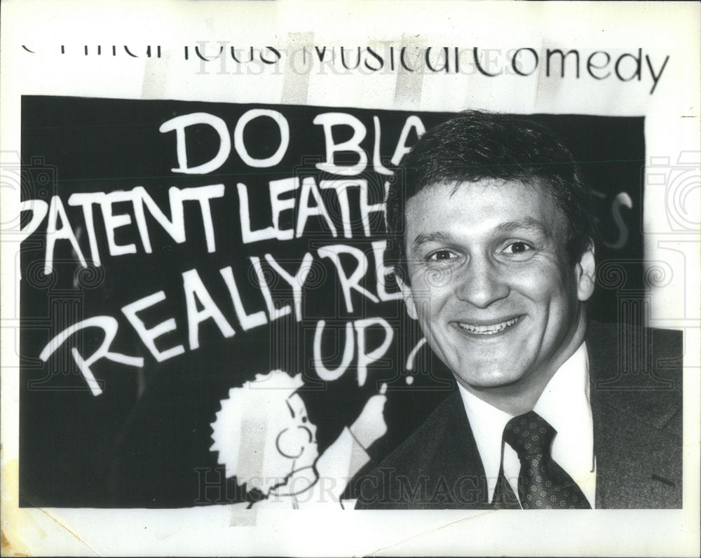 1981 Press Photo Do Patent Leather Shoes Playwright Powers Standing By Sign - Historic Images