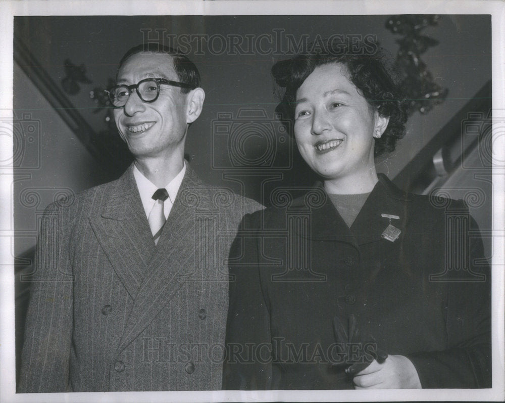 1953 Press Photo Rev. Kocho Otani Chief Buddist Abbot and his wife Satoko arrive - Historic Images