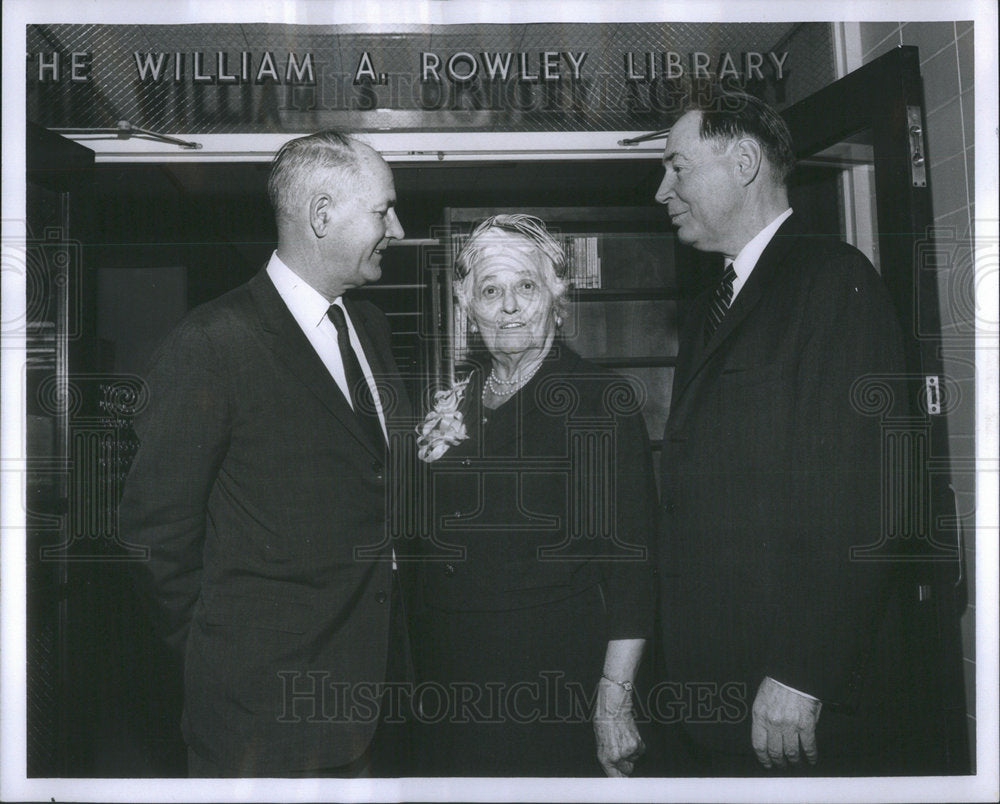 1962 Press Photo Mrs. William A. Rowely give $200,000 to University - Historic Images