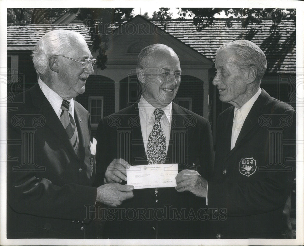 1972 James Traa VP sales United States Steel presents check to the C - Historic Images