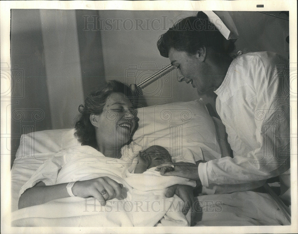 1963 Press Photo Mrs. Bernice Roy and newborn son, husband William - Historic Images