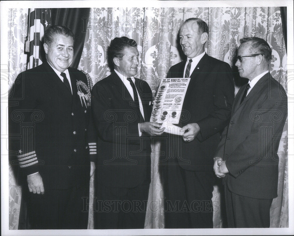 1975 Press Photo Gov. of Illinois Otto Kerner Capt. John Rowe Thomas Ellerthorpe - Historic Images