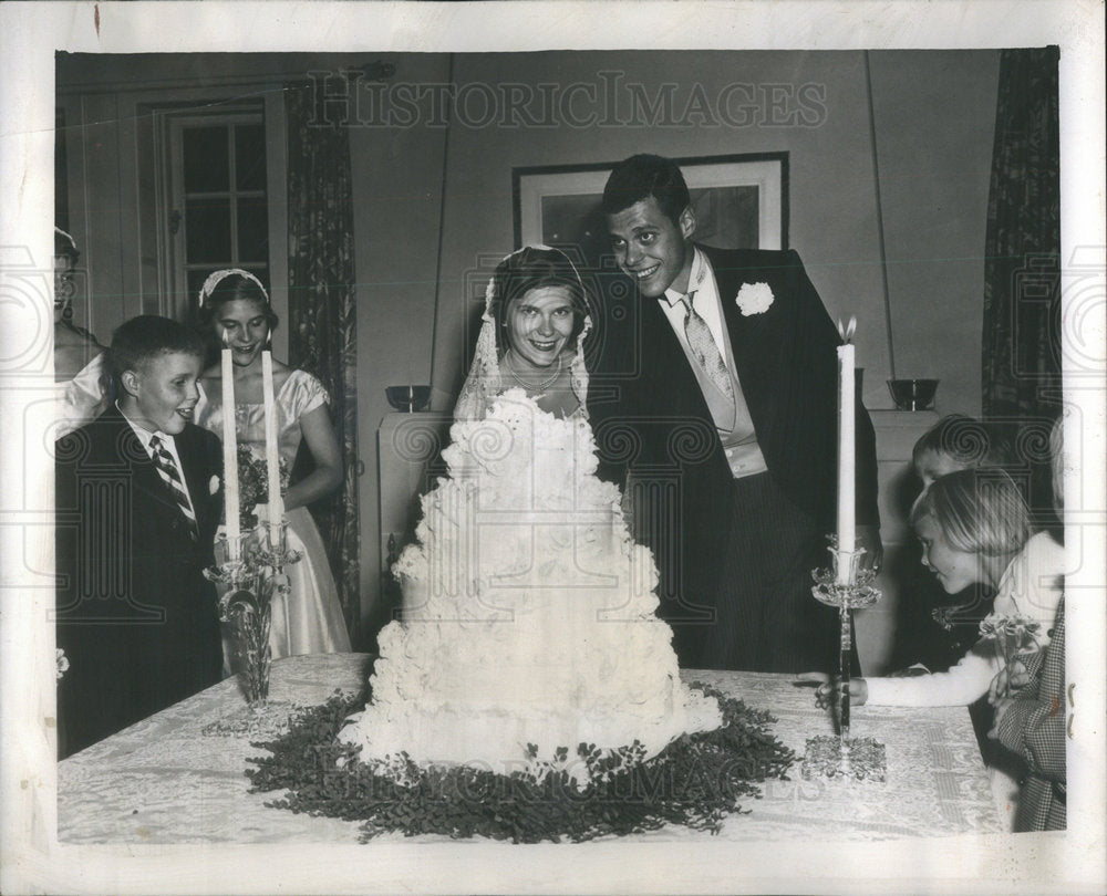 1974 Press Photo bride husband Curtis Rowley wedding cake - Historic Images