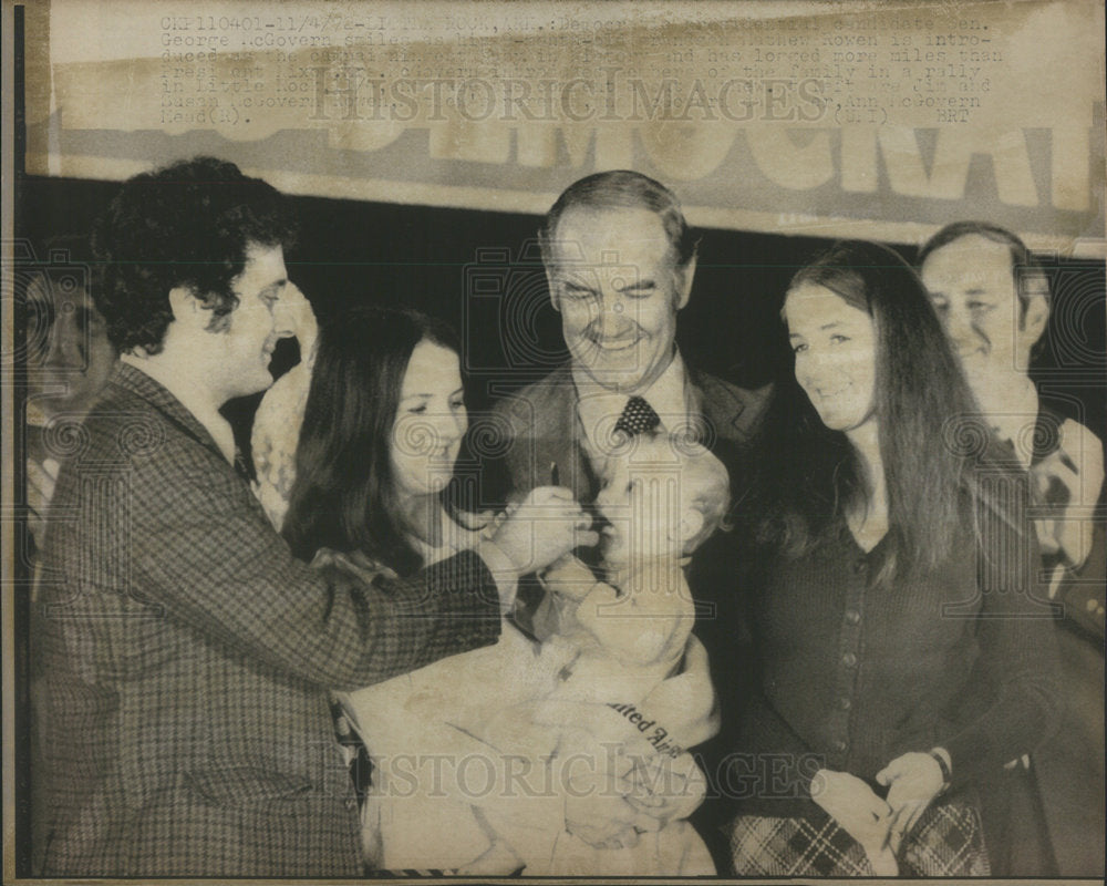 1972 Press Photo James Rowen with his family - Historic Images