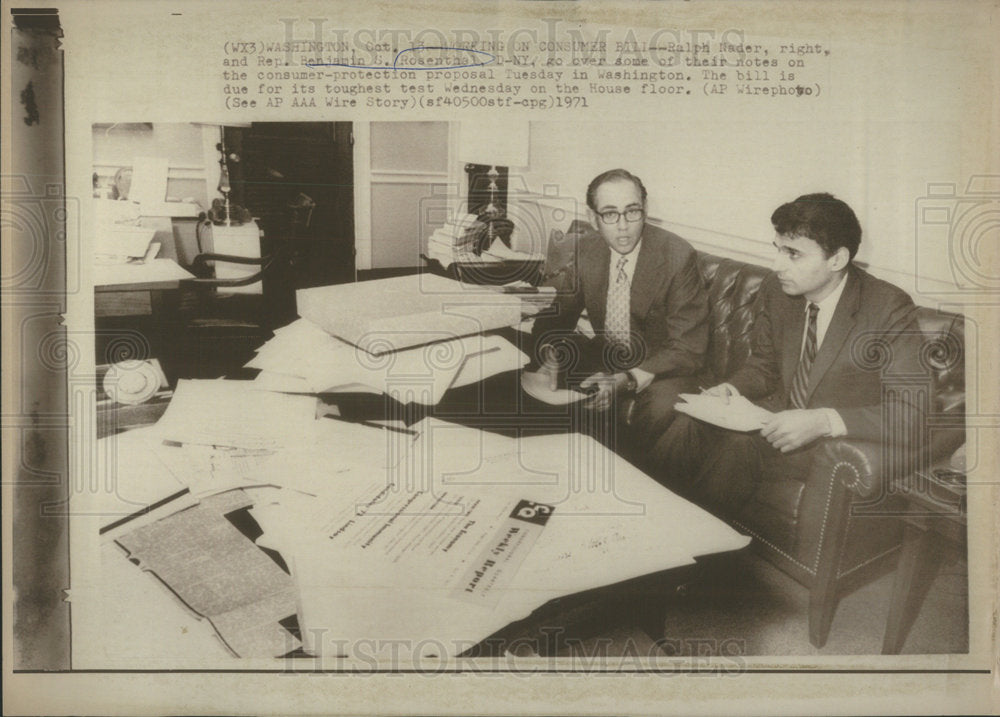 1971 Press Photo Ralph Nader And Rep Benjamin Rosenthal Going Over Proposal - Historic Images