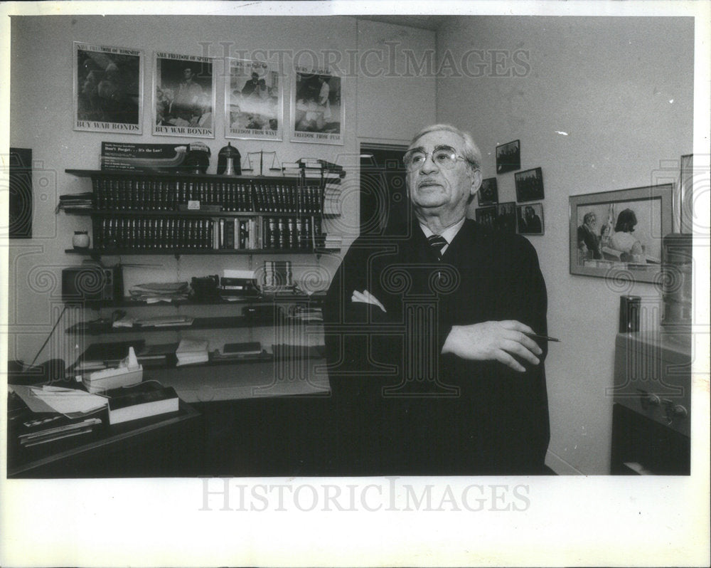 1987 Press Photo Associate Judge Arthur Rosenblum Housing Collection Court - Historic Images