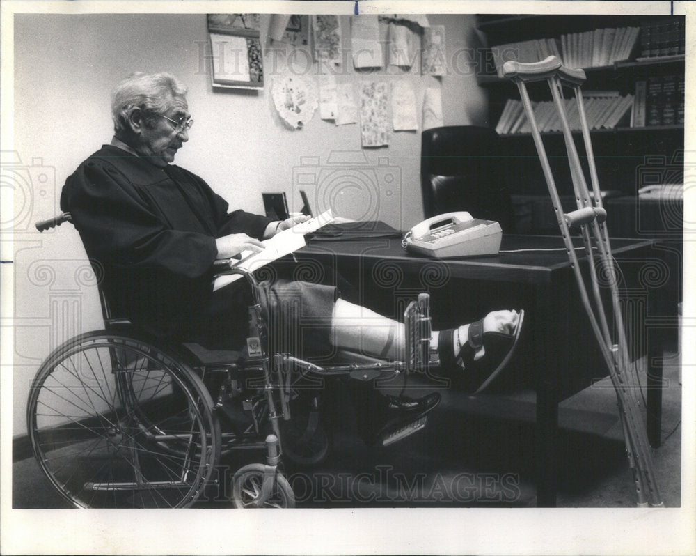 1986 Press Photo Cook County Circuit Judge Arthur Rosenblum leg cast - Historic Images