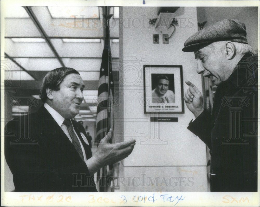 1984 Press Photo Man Protesting Tax Penalties Cook County Treasurer Rosewell - Historic Images