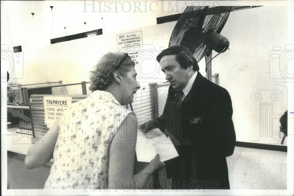 1977 Press Photo County Treasurer Edward Rosewell Taxpayers - Historic Images