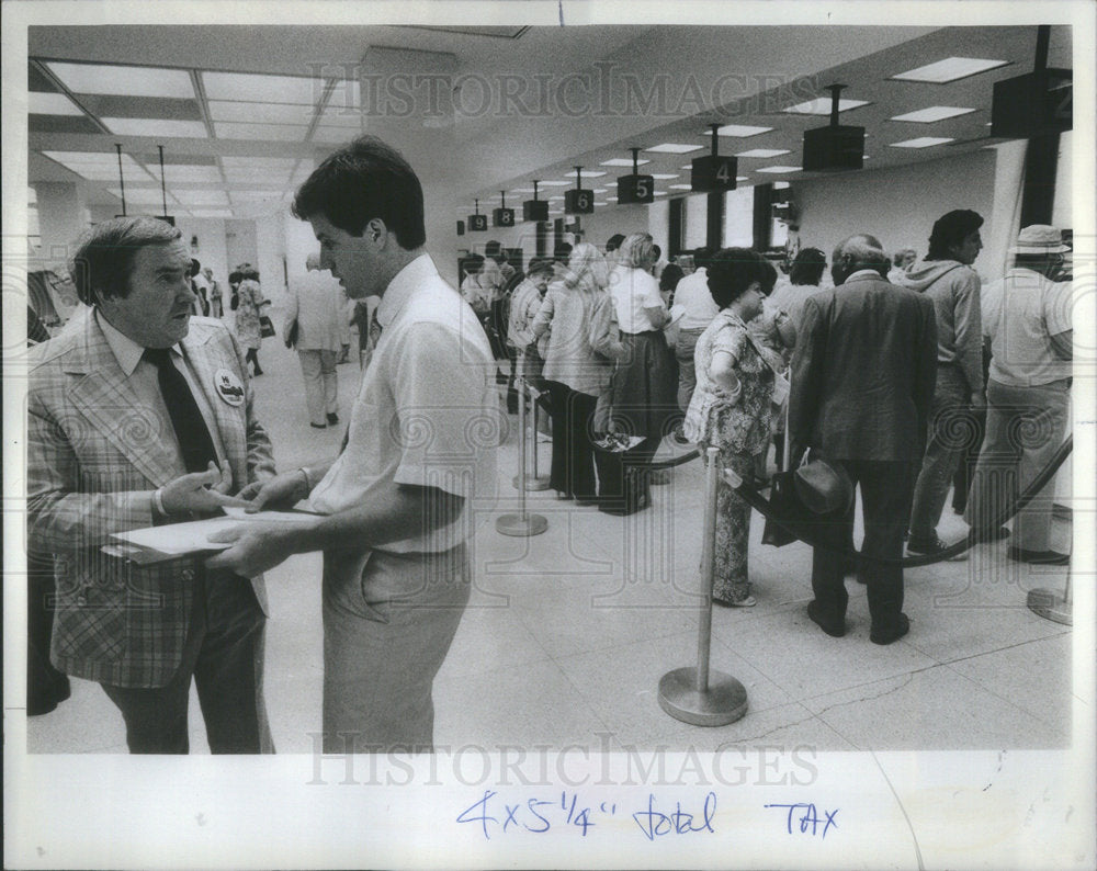 1982 Press Photo Cook County Treasurer Rosewell Helping Taxpayer With Forms - Historic Images