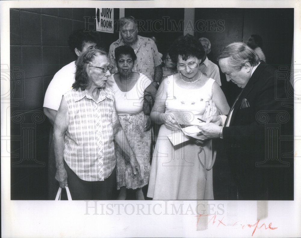 1989 Press Photo Cook County Treasurer Edward Rosewell accepts tax payments - Historic Images