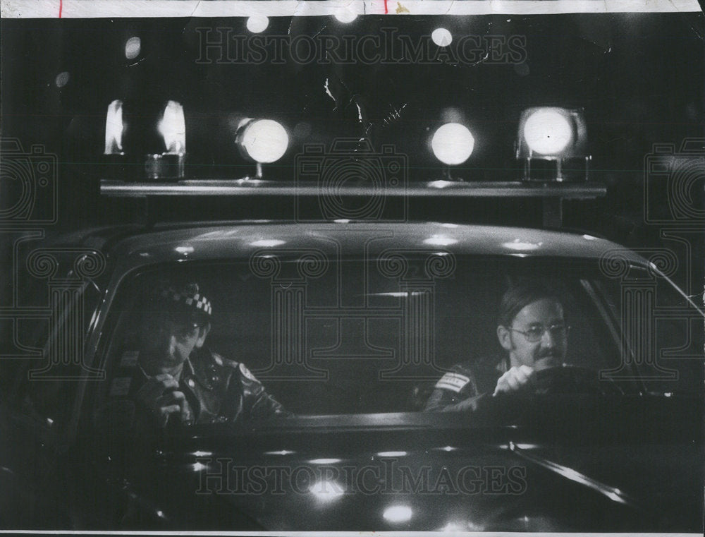 1974 Press Photo Chicago Patrol Officers Rosiak Ducar Responding To Radio Call - Historic Images