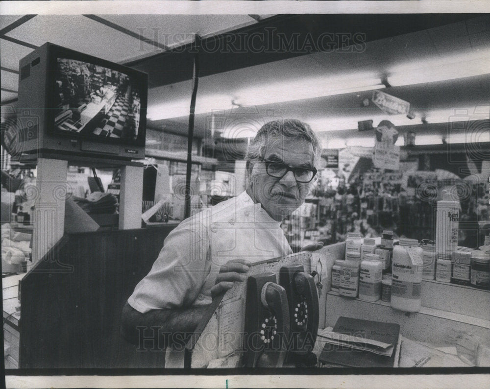 1973 Press Photo Liberty Drugs Owner Nate Roskin Television - Historic Images