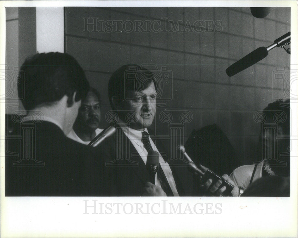 Press Photo Lawyer talking to press in Cook County Circuit Court - Historic Images