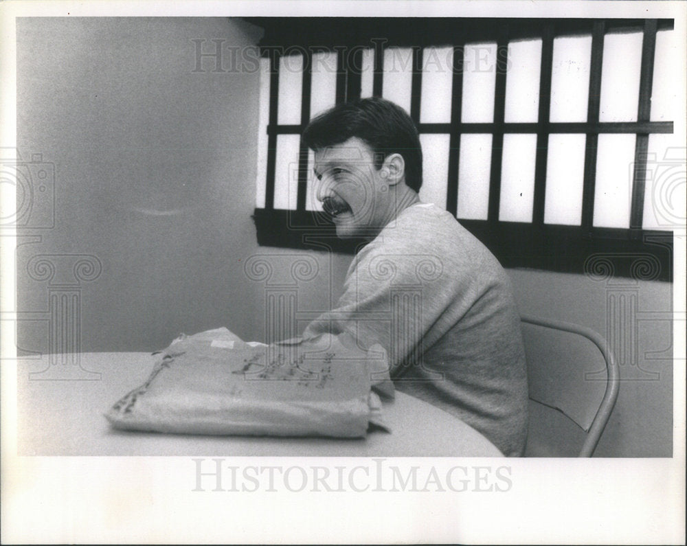 1990 Press Photo Daniel Fairies Murderer Interview - RSC75779 - Historic Images