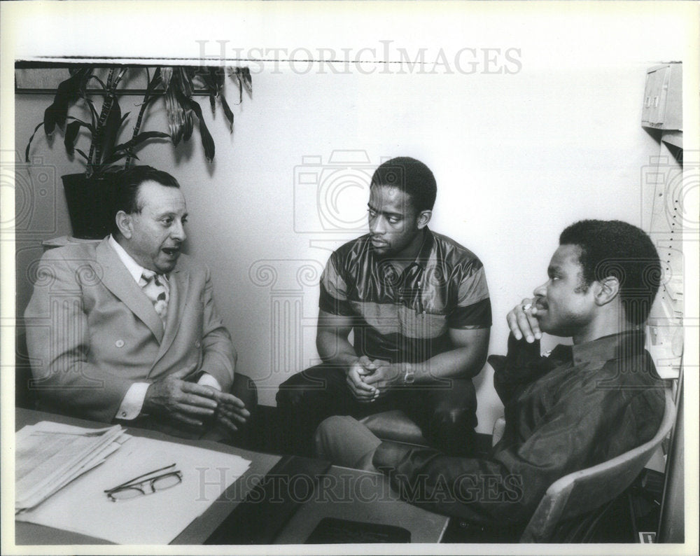 1985 Press Photo Lou Farina Provides Job Counseling - Historic Images