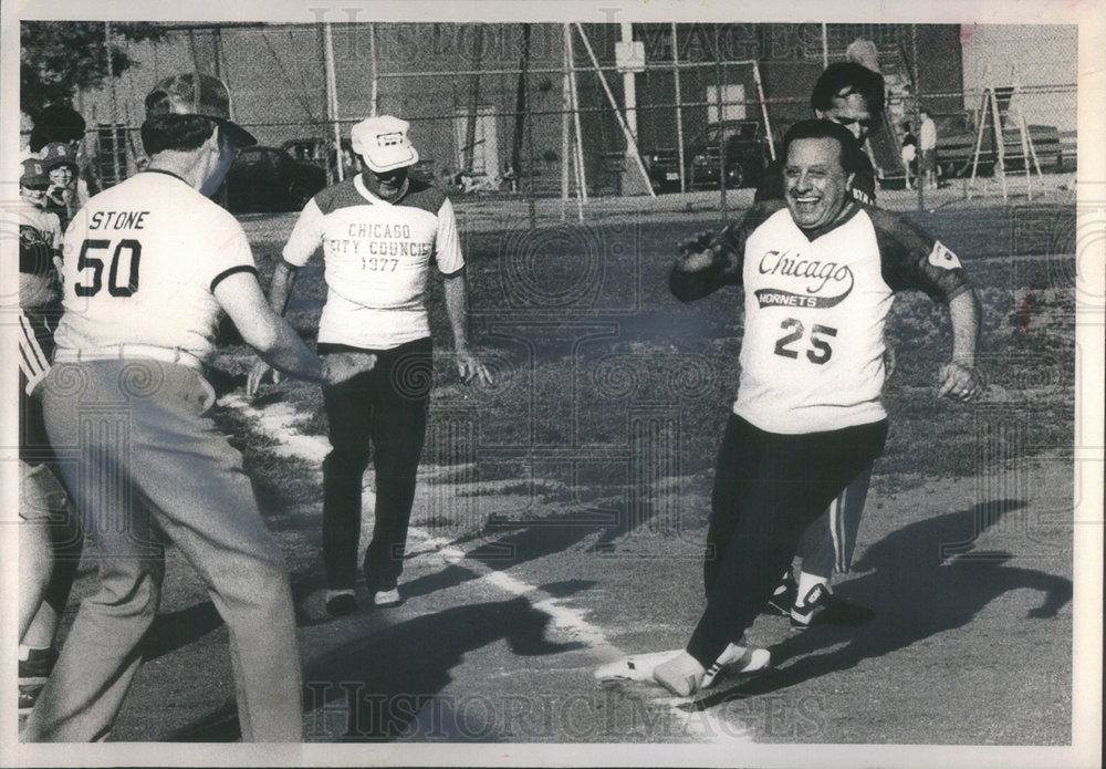 1981 Press Photo Alderman Louis Farina rounds 3rd base - Historic Images