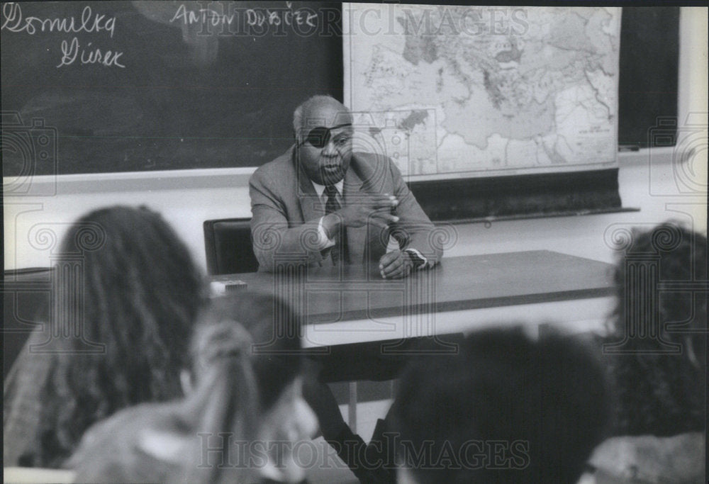 1990 Press Photo Professor James Farmer Mary Williams College Fredericksburg - Historic Images