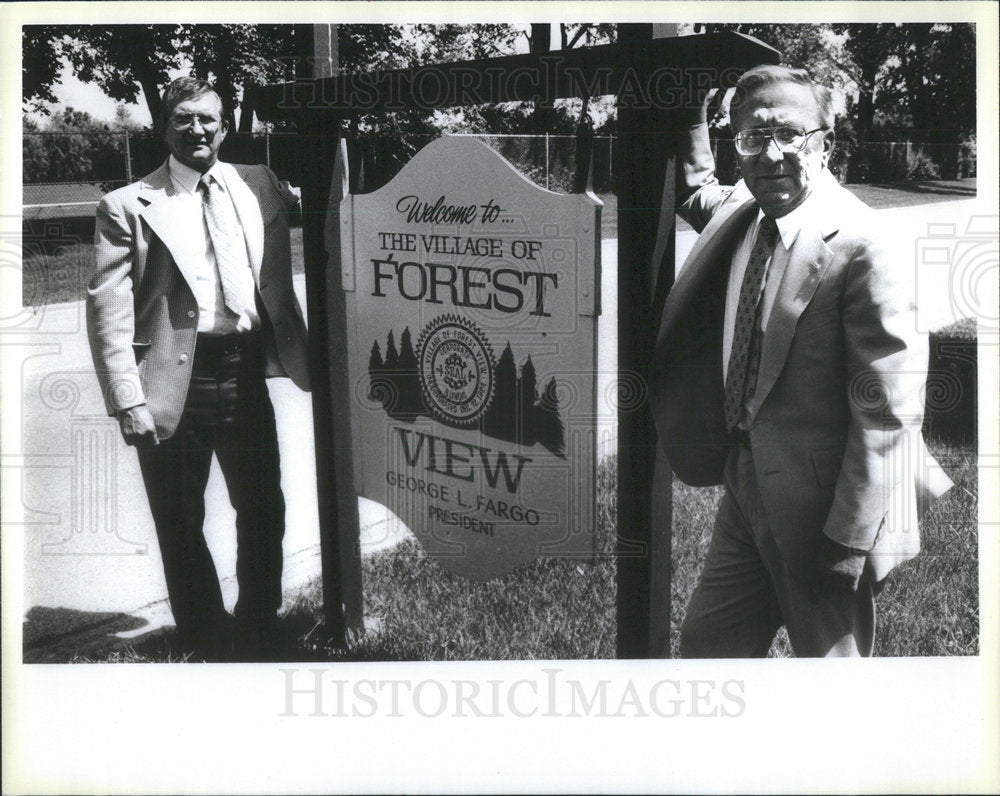 Press Photo Forest View Village President Fargo Police Chief David With New Sign - Historic Images