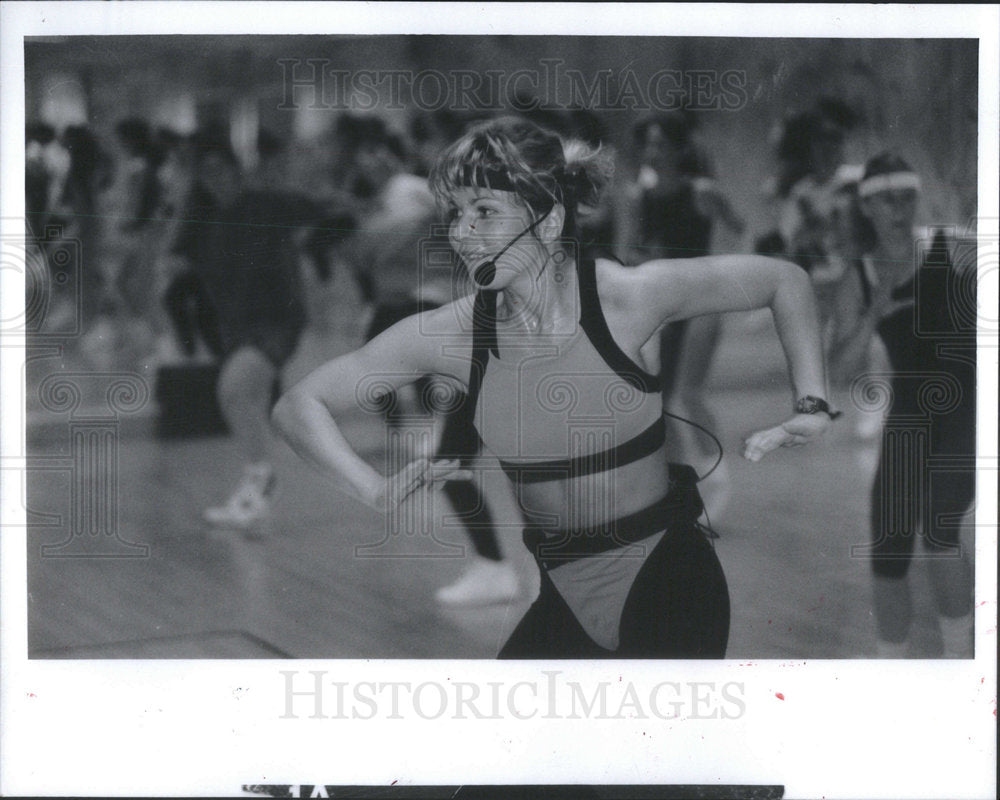 1992 Press Photo Fitness Expert Faremouth Teaching Aerobics Class Evanston - Historic Images
