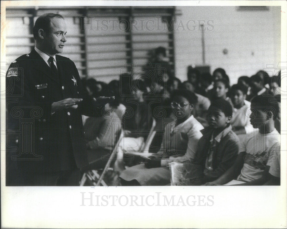 1982 Press Photo Chicago Policeman Faragoi Giving Anti-Drug Speech Grade School - Historic Images