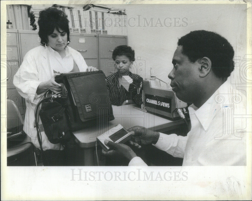 1984 Press Photo Engineer Henry Zussman Sun Times Reporter - Historic Images