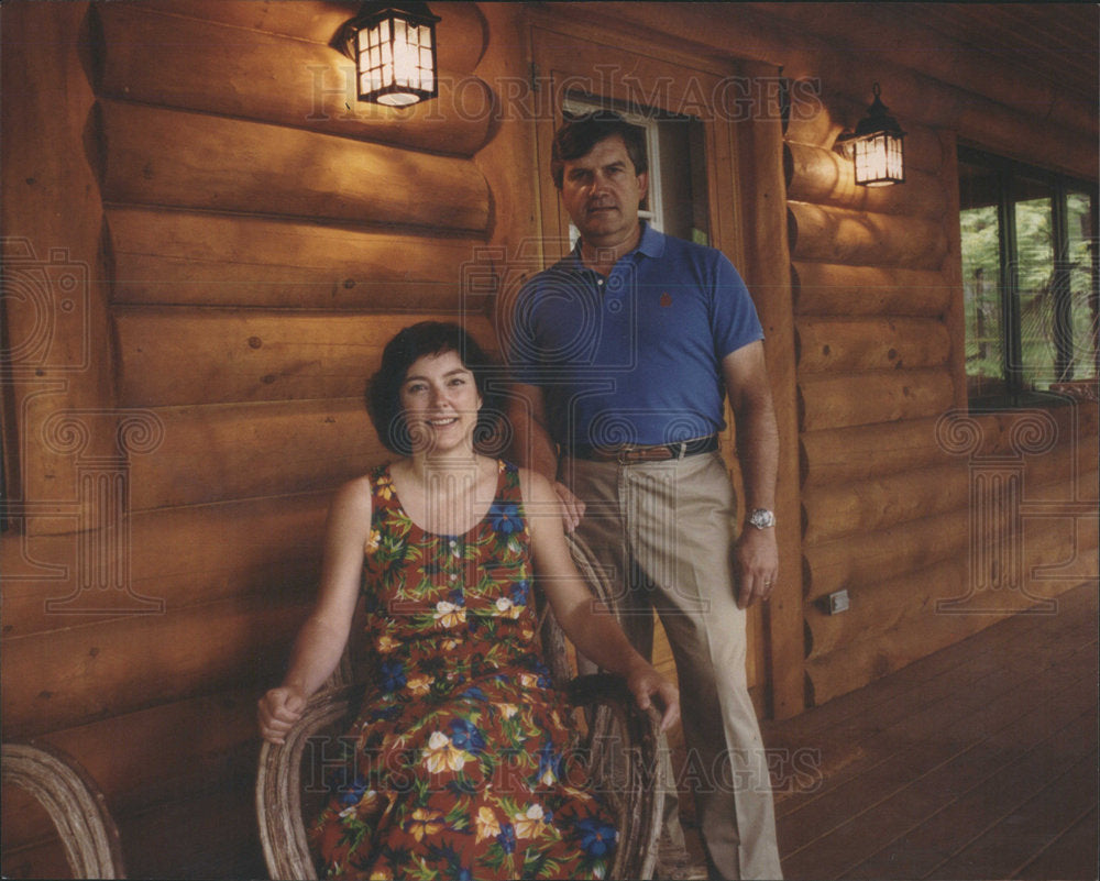 1990 Press Photo Chicago Investment Banker Farling With Wife Log Cabin - Historic Images
