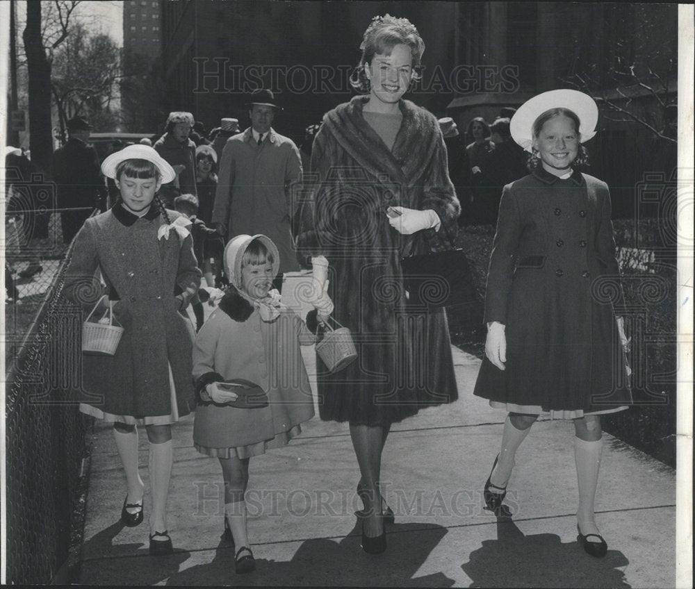 1965 Press Photo Easter Parade Woman Marching With Daughters Farlow - Historic Images