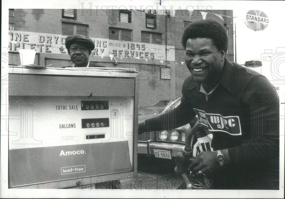 1979 Press Photo Standard Oil Gas Station Owner Farmer Showing Low Price - Historic Images