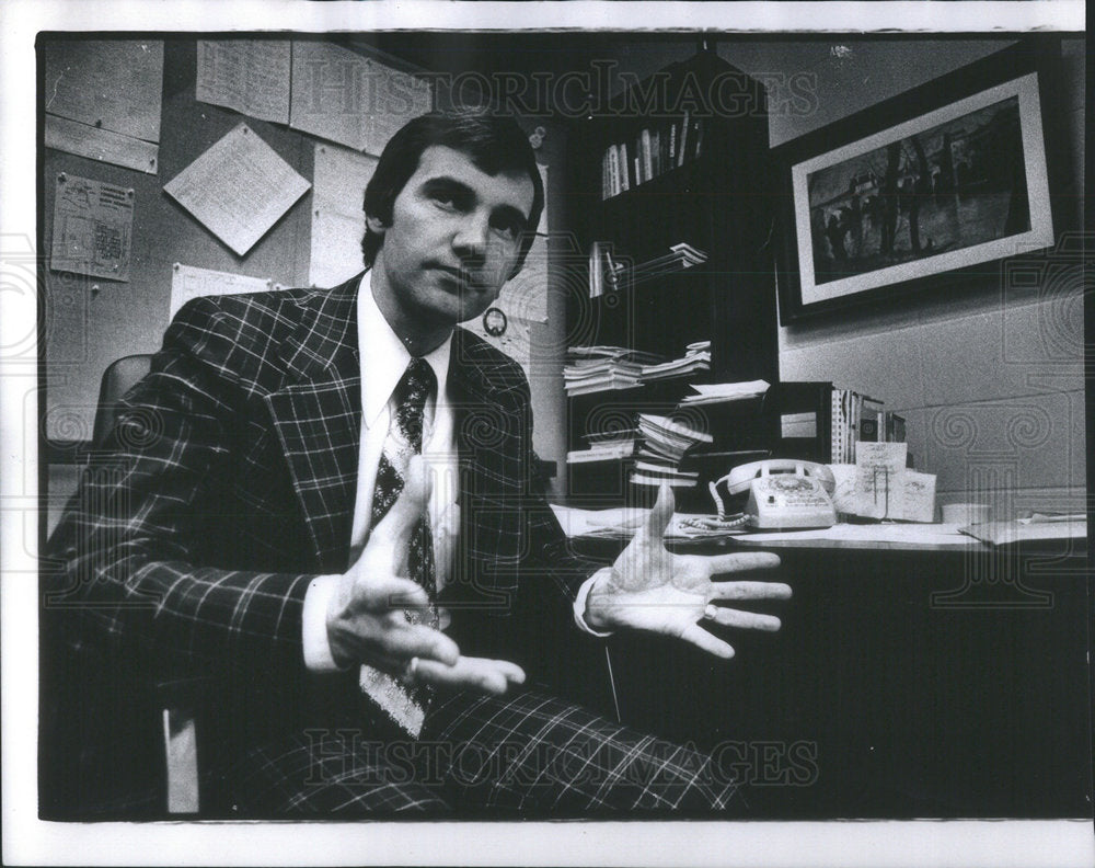 1974 Press Photo Dr. Barry Farnham, Principal of Michael School - Historic Images